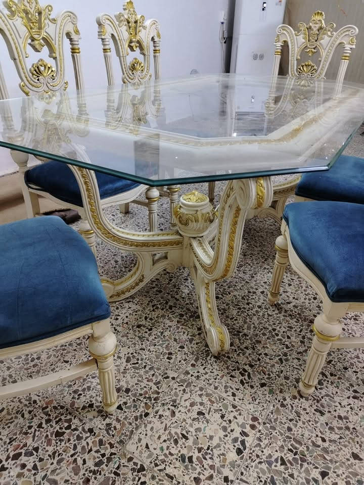 السلام عليكم
للبيع ميز طعام سعره 250 وبي مجال

و ثريه عدد 2 سعر ما كامل اناراتهه السعر 100

للتواصل ***********
