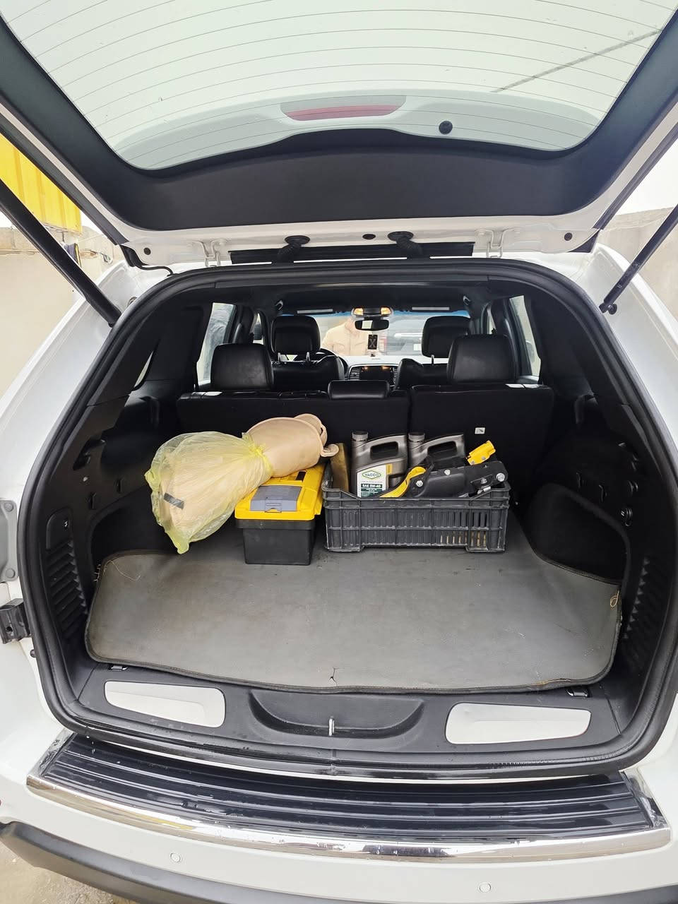 السلام عليكم جيب 2019 رقم أربيل فول مواصفات ما عدى الفتحه وكاله تحويل وحادثها في الصوره السياره جديده جاهزه من كلشي مكينه كير حداديه كفاله طخم تاير جديد سنويتها تنتهي 2030 
رقم الاستفسار ***********
