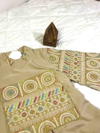 دراعة خليجي 🤍 اجود انواع القماش والتطريز اليدوي الثابت ✨ القياسات تتوف...