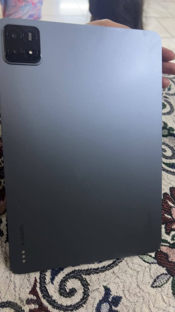 السلام عليكم ايباد للبيع السعر525 الشاشة
حجم 12.4 إنج

دقة 3K (3048×2032)

نوع LCD

معدل تحديث 144Hz

نسبة أبعاد 3:2 ممتازة للدراسة والرسم

سطوع يصل إلى 900 nits

دعم Dolby Vision و HDR10

المعالج والأداء

معالج Snapdragon 8 Gen 2 القوي جداً

معالج رسومي Adreno 740

ممتاز للألعاب الثقيلة والمونتاج والرسم

الرام والتخزين

8GB RAM + 256GB

12GB RAM + 512GB

نوع الرام LPDDR5X

تخزين سريع UFS 4.0

البطارية والشحن

بطارية 10000mAh

شحن خارق 120W

يشحن تقريباً بالكامل خلال حوالي 35 دقيقة

الكاميرات

خلفية 50MP + 2MP

أمامية 32MP

تصوير 4K 60fps

الصوت

6 سماعات Stereo

دعم Dolby Atmos

صوت قوي جداً للأفلام والألعاب

الاتصال والمنافذ

Wi-Fi 7

Bluetooth 5.3

USB-C 3.2

يدعم توصيل شاشة خارجية عبر USB-C في بعض الاستخدامات

التصميم

وزن حوالي 590g

سماكة 6.26mm

جسم معدني فخم

المميزات

شاشة كبيرة وممتازة

أداء قريب من اللابتوبات الخفيفة

شحن سريع جداً

ممتاز للدراسة والرسم والألعاب

يدعم القلم والكيبورد الرسمي


**إذا كنت صاحب هذا الإعلان وتريد حذفه لأي سبب، رجاءا أرسل رسالة إلى الدعم الفني**