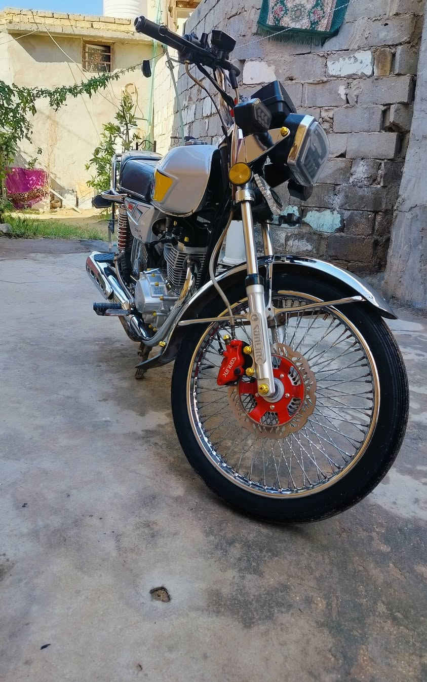 يا الله السلام عليكم دراجة البيع تايكر سونك الأصلي موديل 24 مكفوله كفاله عامه أوراق كامله الدراجه جديده وحلو خير من الله بشرط انضف من الصوره السعر 650 وبيه مجال الشراي يتصل وبيه خير ويدل *********** ولا مو شراي لا يعلق
