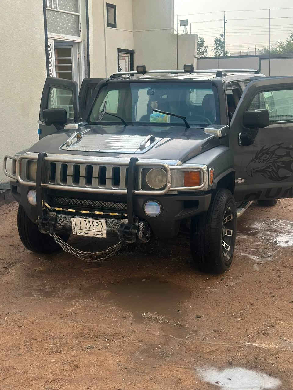 همر H3 2008 (البصرة - الزبير) جميع التفاصيل سوف اذكرها في المنشور ارجو من الجميع قراءة التفاصيل قبل الاتصال لتواصل معي على الرقم (***********) يوجد واتساب على هذا الرقم جاهز لرد باي وقت واهلا وسهلا بالجميع 
  📍التفاصيل 
1. سنة الصنع 2008
2. مواصفات اقليمية مواصفات امريكية 
3. نوع ناقل الحركة اوتوماتيك
4. نوم الوقود بانزين 
5. اللون اسمنتي
6. مواصفات داخلية (مكيف - زجاج كهربائي - مقاعد جلد - تحكم مقاعد كهربائي - كاميرا خلفية دوارة مع الاستيرن - بلوتوث - شاشة وسائط - شاشة لمس - مدخل AUX/USB - مشغل اسطوانات - اكياس هوائية)
7. مواصفات خارجية ( انوار نهارية - مصابيح خارجية )
8. الحالة مستعملة 
9. الصبغ الاصلي 
10. ضربة في الباب بصفحة السائق
11. السيارة تم تحويرها الى كير ومكينه الفينيه 8 سلندر.(5300)
سعرها 75 ورقه وبيه مجال للشراي 
لتواصل على الرقم التالي  (***********) او المراسلة على الواتساب.
