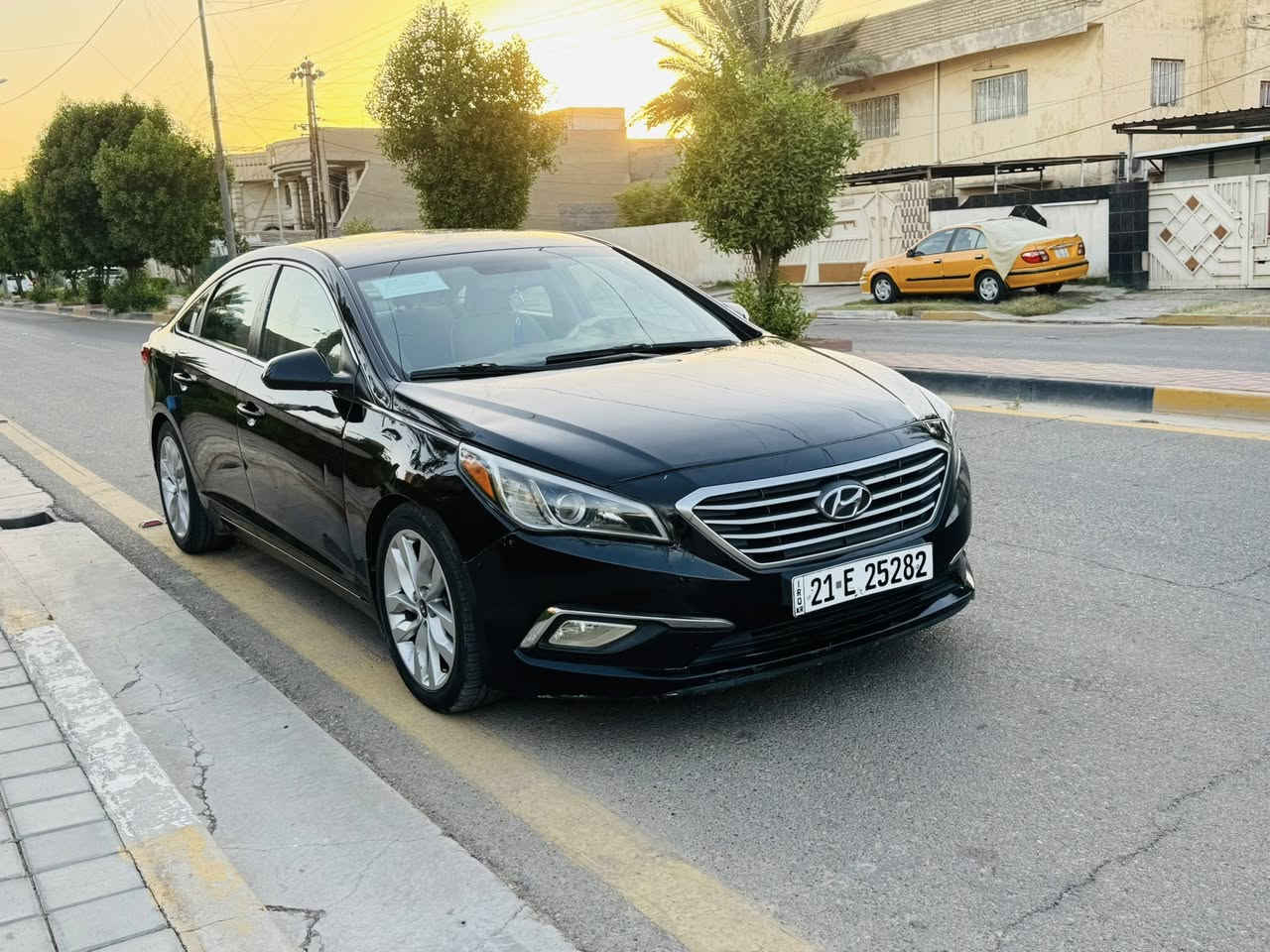 السلام عليكم.        بيع او مراوس
هونداي  سوناتا موديل 2016 
حادث بنيد وباب السائق بدون داخل 
مرفقه صور الحادث وسونار للسيارة 
وارد امريكي 
مواصفات
محرك حجم 2400 
ماشيه 164 ml 
اللون اسود 
ويل كب كروم حجم 18 
تحكم ستيرن جهتين
كامرا خلفية اصليه
نظام مانع انزلاق
انظمة قيادة ( سبورت . ايكو . نورمل )
مثبت سرعة
شاشة لمس كبيرة اصلية
سنوية باسمي شخصيا
رقم سليمانيه الدولي هزة وسنويه جديدة  
العنوان بغداد الكرخ حي العدل 
السعر 110 ورقه وبيها مجال للجادين بالشراء
للاستفسار ***********

