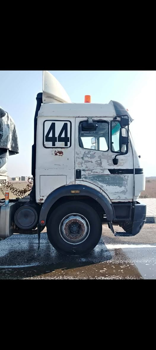 السلام عليكم مكلف بالنشر 
البي موديل 95 محرك 35 كير 210 كهربائي محور قليج سياره جوبلس محور سبرنك بيها منضومه مال قلاب مع عربانه 3 دناكير شاصي اروبي طول 13 ونص للاستفسار الاتصال على الرقم ***********
