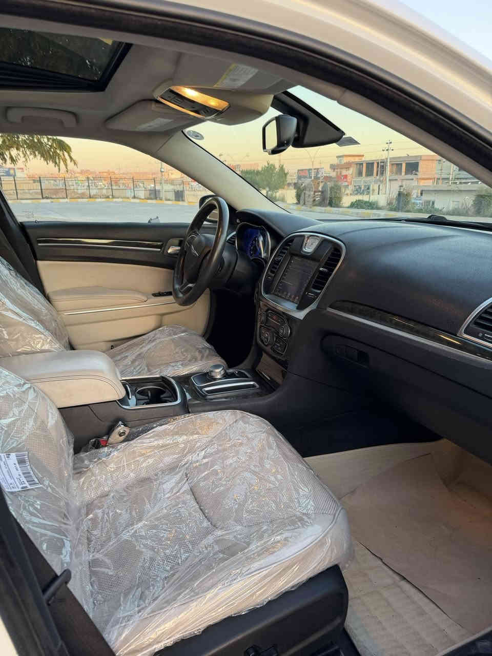 السلام عليكم سعرها 245
كرايسلر 300c 2016 

سيارة كلين تايتل مكفولة ماعدا هلال واحد صبغ..

فول مواصفات C

 سي داخل بيجي بردة خلفيه

وكشن تبريد وتدفيه

كير محرك بشرط مامفتوح برغي بيها بشرط..

سيارة ماشية 85مايل حقيقي ..

مابي نواقص سيارة جاهزز من كلشي ..

مكانى كركوك..

***********
