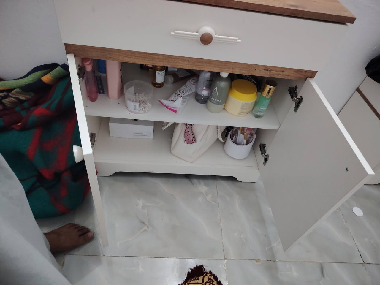 غرفة اخشاب للبيع (كنتور وجرباية وملحقات الجرباية وميز مراية) بيها ضرر باب واحد يالكنتور. السعر ٣٠٠الف وبيها مجال. العنوان نجف مناذرة للاستفسار الاتصال على الرقم التالي ***********
