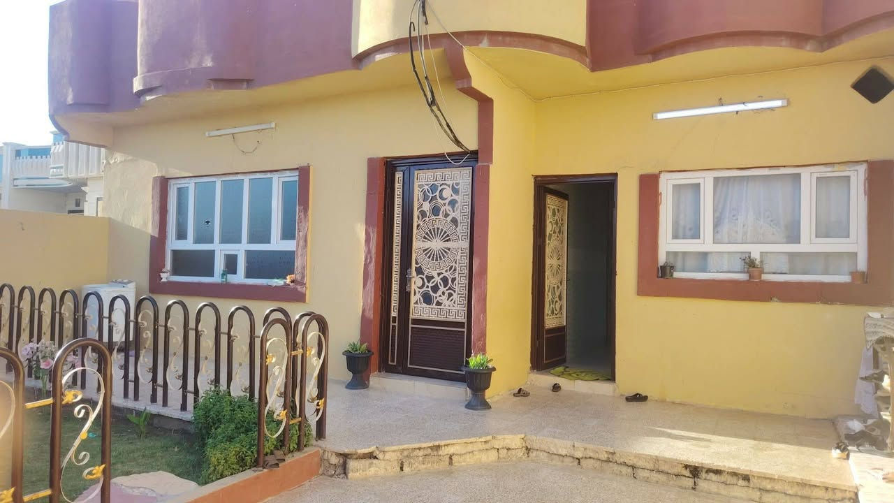 بيت للبيع في الجانب الأيمن منطقة حليله البيت يتكون من غرفتين نوم وهول واستقبال وصحيات خارج وداخل وحديقة وكراك سياره المساحة 230 متر الرقم ***********
