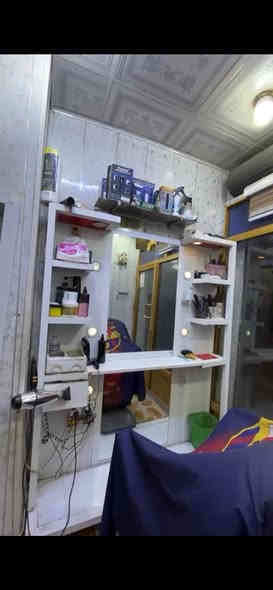 ميز مرايه للبيع المكان الناصريه مركز ***********
