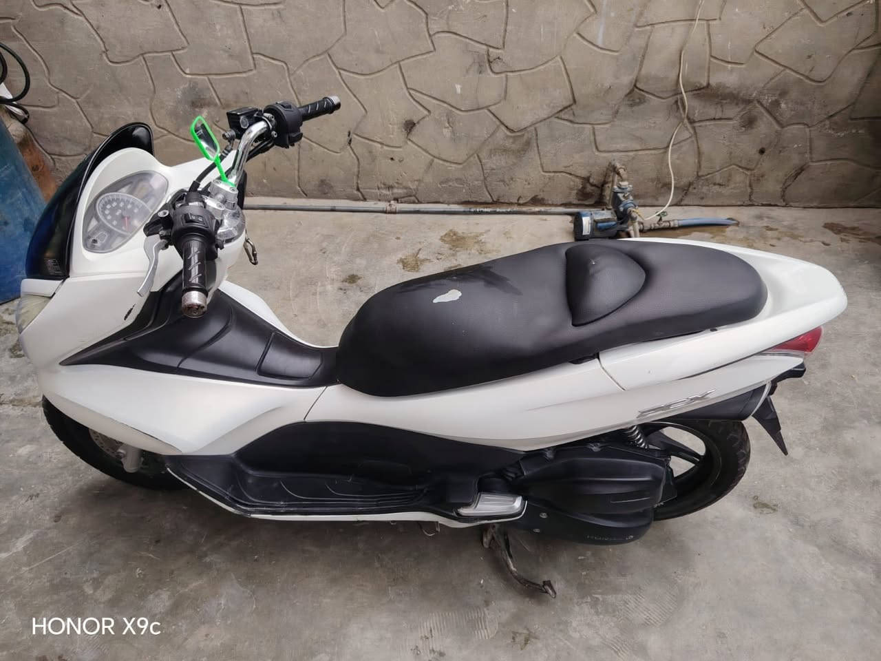 السلام عليكم
Pcxللبيع  
الجيل الاول بلادي مامفتوح 2016 حرف A
 السعر : 12 ورقة وبي مجال بسيط 
الدراجه نفس ماموضحه بالصور 
مكينة خرسه 
تواصل ***********
