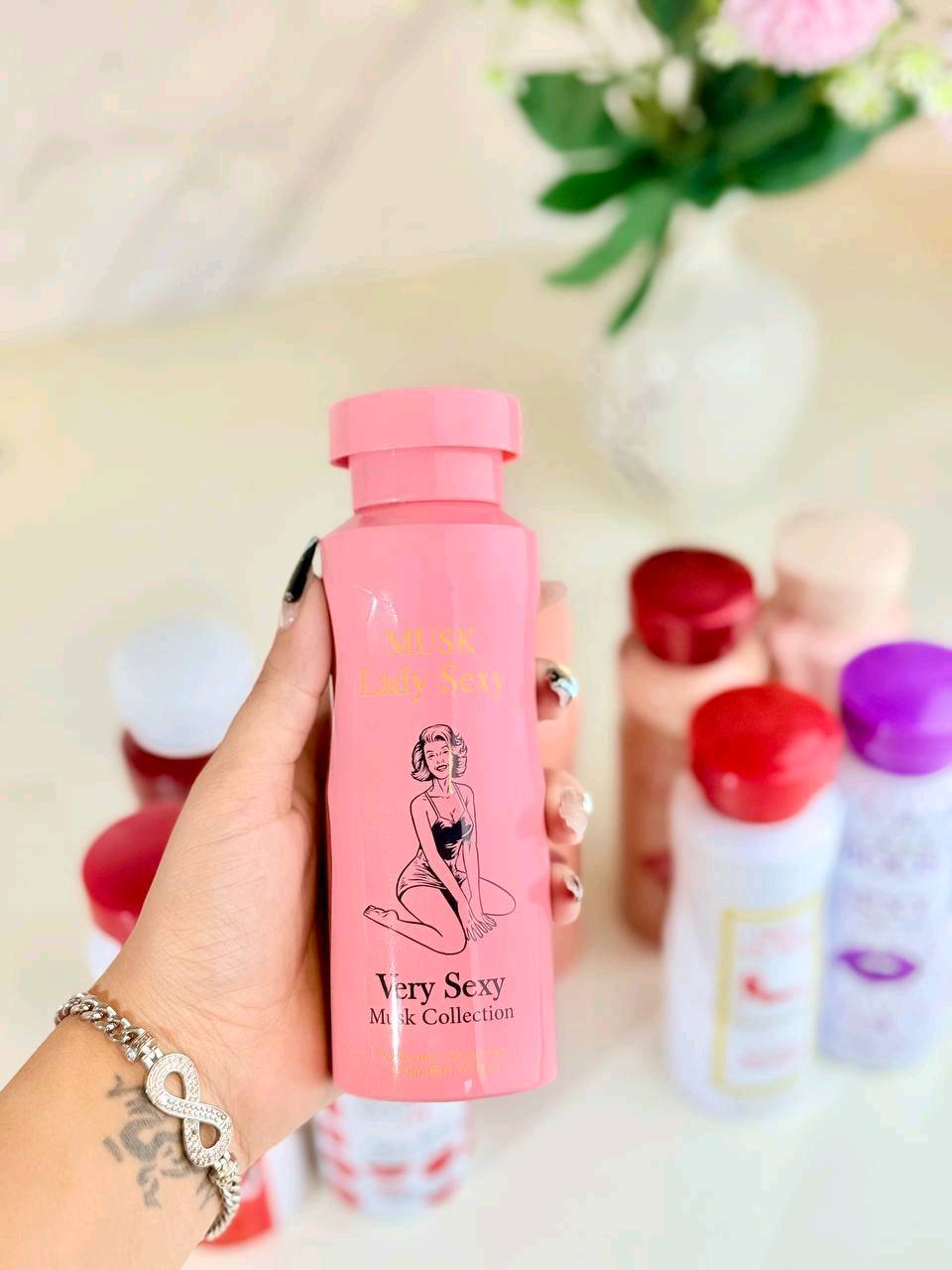 مجموعة من البخاخات المعطرة للنساء من مجموعة "موسك فري سكسي". تتميز بروائحها الجذابة والمغرية التي تضيف لمسة من الأناقة والإثارة. مثالية للاستخدام اليومي أو في المناسبات الخاصة. كل عبوة تحتوي على 200 مل من الرائحة الفواحة والناعمة التي تدوم طويلاً.