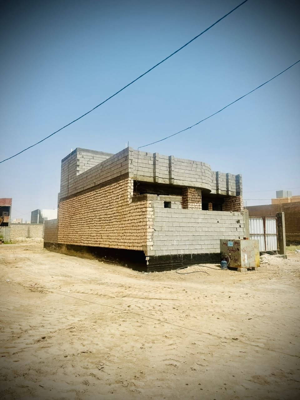 هيكل طابق واحد مسلح في ال6 كيلو
مقابل المدرسة الصينية طابو صرف
المساحة/ 200 متر
الشارع/ 15 متر مقابل المدرسة
يحتوي على/
كلدور واستقبال وصاله وغرفتين نوم
ومطبخ ومجمع صحيات داخل وخارج
ومناور عدد 2 وصاله في الطابق الثاني
* البناء حجر وسمنت سنة 2026
* ارتفاع السقف 3.5 متر
* تأسيس سبالت وكاميرات
السعر/ 75 مليون وبيه مجال
للاستفسار 
مكتب ابو مصطفى للعقار في الرمادي حي المعلمين 
قرب فلكة الفرسان مقابل مصرف الخليج التجاري 
هاتف 
محمد  ***********
مثنى  ***********
يتوفر (واتساب) على نفس الارقام
