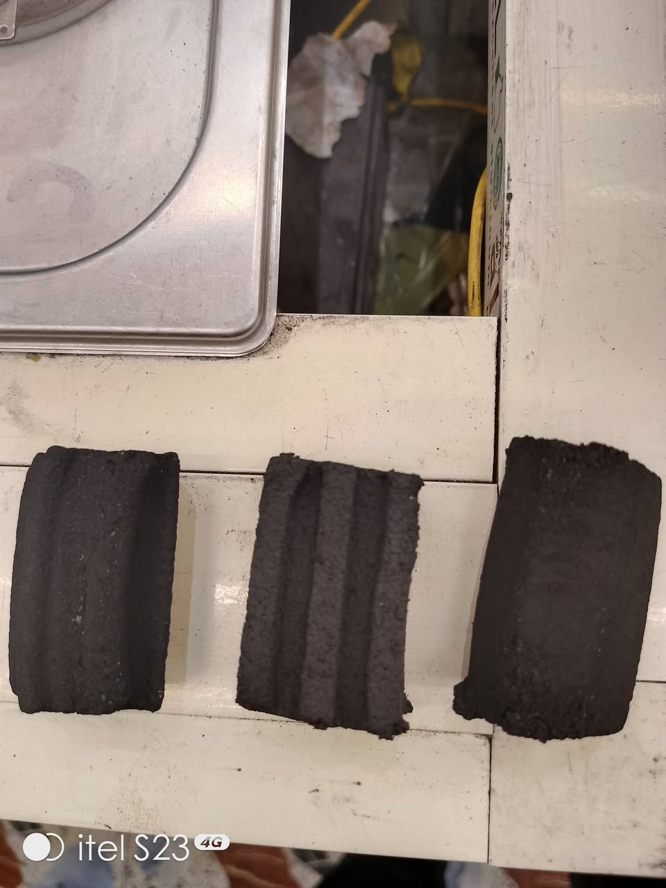 العنوان: 🔥 فحم الصقر "الأصلي" وصل لبغداد - تصفية وجبة النخبة 🔥
​يا أهل النركيلة والذوق الرفيع.. تعبتوا من الفحم اللي يدوّخ؟ اللي بيه ريحه؟ اللي يخلص بـ 30 دقيقة؟ 😤
​اليوم جبنالكم "ملك الفحم" الإيراني مباشرة من مزارع جهرم لبيتك أو كافيتريتك! 🇮🇷✈️🇮🇶
​✅ المواصفات اللي تخليك تشتري وأنت مطمن:
​شكل "أصابع" (مظلع و مشطب و ملس): مرتبة، صلبة، وتطول على الرأس أكثر من ساعتين.
​رماد ثلجي: ماكو هوسة ولا طقطقة، رماد أبيض صافي دليل النقاوة ❄️.
​بدون ريحة أو دخان: استمتع بطعم المعسل الأصلي بدون دوخة راس.
​مفحوص ومضمون: بحكم خبرتي باللغة الفارسية وتعالجي المباشر مع معامل جهرم، فحصت هذي الوجبة قطعة قطعة.
​📦 العرض الخاص (تصفية مخزن):
​الكارتون وزن 10 كيلو صافي.
​السعر: [24 فقط] (سعر تصفية مو سعر شركات!).
​يوجد أسعار خاصة جداً لأصحاب الكافيهات والجملة (للكميات فوق الـ 10 كارتونات).
​📍 الموقع: بغداد (مع توفر خدمة توصيل سريعة لباب البيت).
​📞 للحجز والاستفسار (واتساب أو اتصال):
[***********]
​ملاحظة: الكمية محدودة (باقي 488 كارتون فقط)، الأولوية لأسبقية الحجز!
