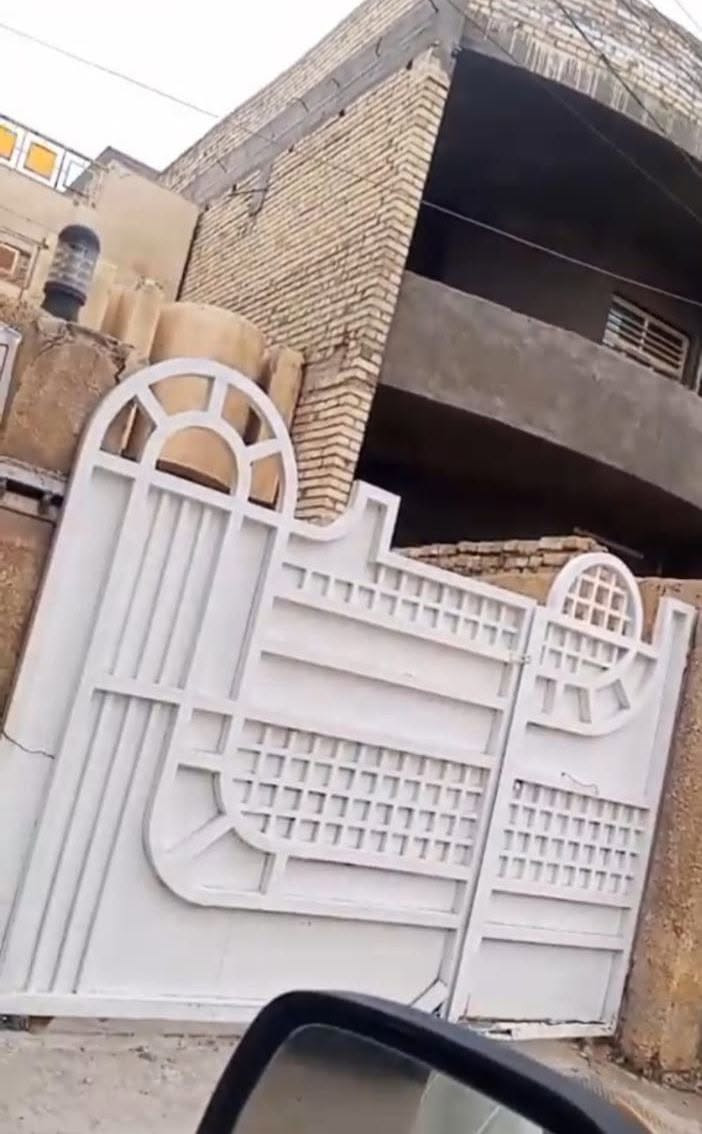 السلام عليكم.. 
بيت للبيع ١٥٠ متر مال ورثة.. 
بناء التسعينات يتكون من كراج وهول ومطبخ وغرف نوم وساحة درج ومنور مع صحيات الطابق الاول 
الطابق الثاني غرفتين نوم + غرفة صغيرة ترهم مخزن مع صحيات وسطحين.. 
للتواصل الاتصال ع هذا الرقم *********** شيخ سلام ابو جود....
