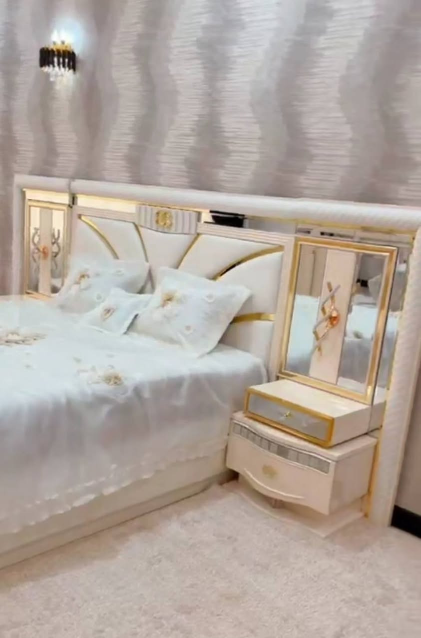 غرفة نوم تركية مستعملة بحالة ممتازة
غرفة نوم تركية أنيقة، تصميم راقي ولمسة فخامة، مستخدمة استخدام خفيف ونظيفة جدًا. 
تضفي جو هادئ ودافئ على الغرفة، مناسبة للذوق العصري والكلاسيك.
تتضمن:
سرير مريح وقوي
دولاب واسع بتقسيم ممتاز
تسريحة مع مراية أنيقة
كومودات جانبيه
السعر: مناسب وقابل للتفاوض
للاستفسار:  تواصل واتساب  *********** او                                 
                                        ***********
