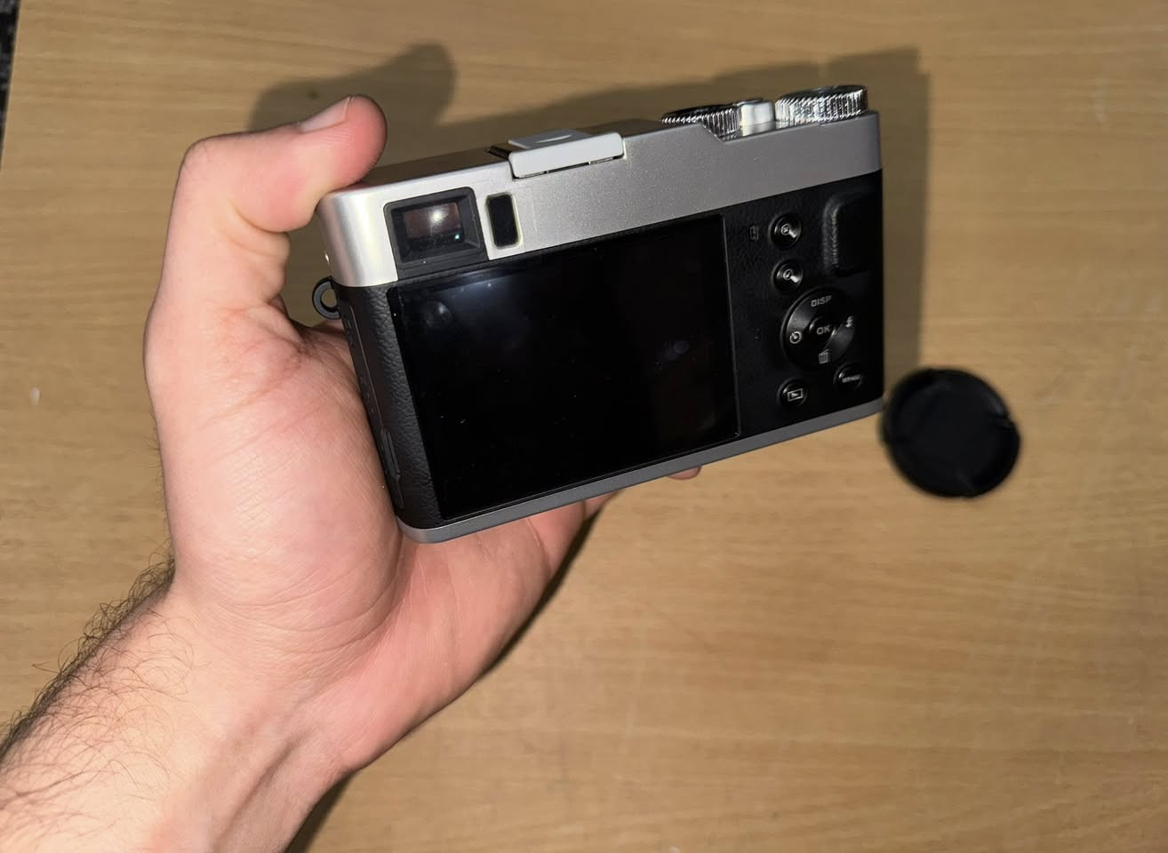 كاميرا دجتال - تصوير FHD او 4k حسب الرغبة - الكاميرا تشمل الاكسسوارات  المعروضه في الصورة - بطارية شحن ، كيبل Type-C، كيبل HD لنقل الصور الى الحاسبة ،Autofocus  
بالاضافة الى Memory Card
الحالة : جديدة
السعر : 100 الف شامل التوصيل 
للاستفسار واتساب: ***********
