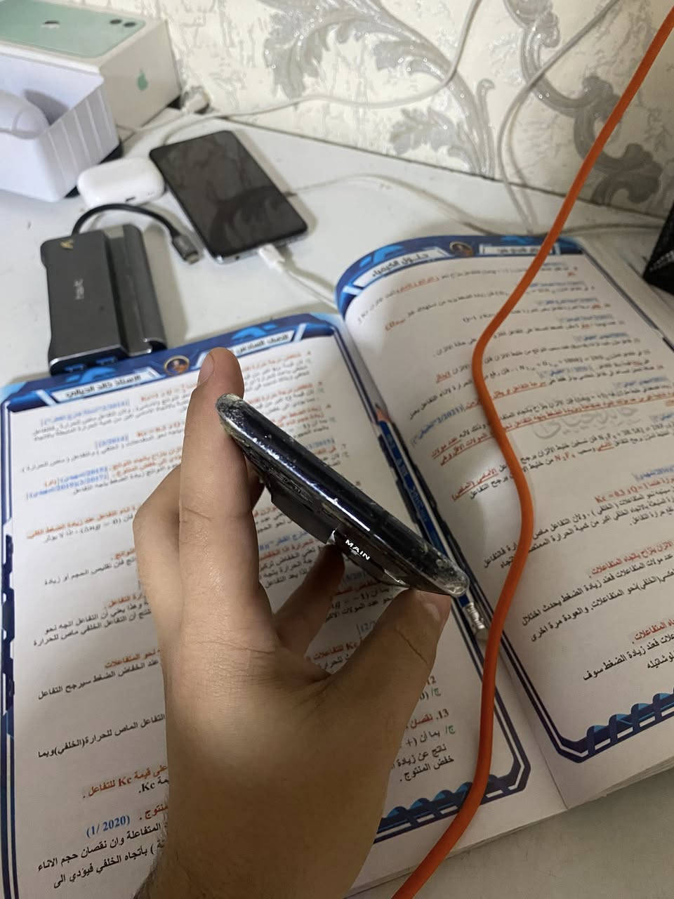 جهاز نوت ١٠ لايت شاشته مكسورة لا تعمل جهاز متروك صارله فتره كارتونه ويا مساحه ١٢٨ قيقا ظهر طايح تواصل واتس *********** للاستفسار
