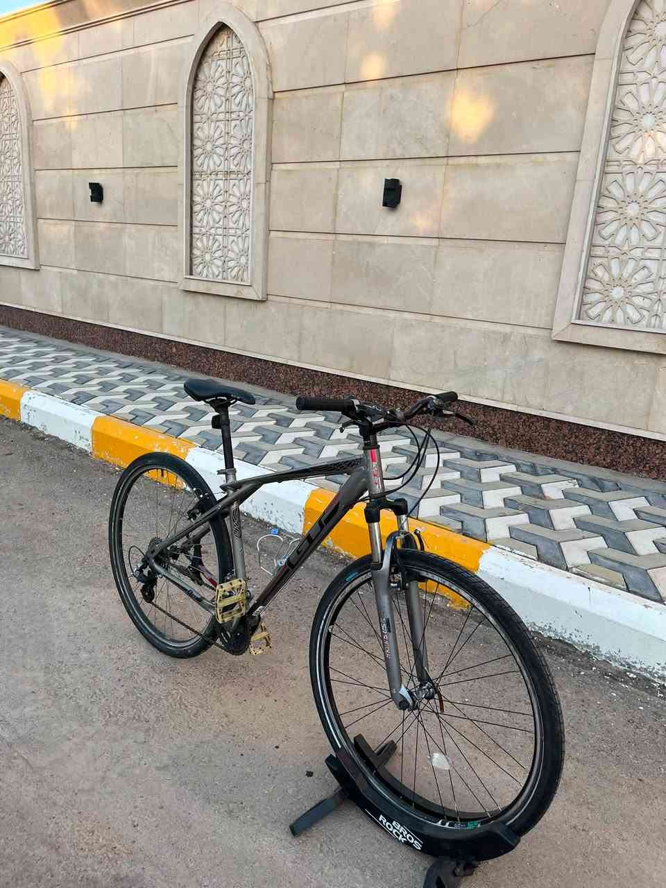 السلام عليكم 
للبيع دراجه من ماركة GT الامريكيه 
حجم الدراجه 27.5 
القياس M ميديم 
سستم الدراجه من ماركة شيمانو فئه التوس 
تايرات شوالبي 
معدن الدراجه ألمنيوم 

الدراجه كلها على وضع الحاويه و مملعوب بيها ايشي و كلها قطعه وحده على وضع الشركة 

السعر 260 
مكاني بغداد زيونه 
هاتف *********** 
متوفر توصيل لجميع محافظات العراق.
