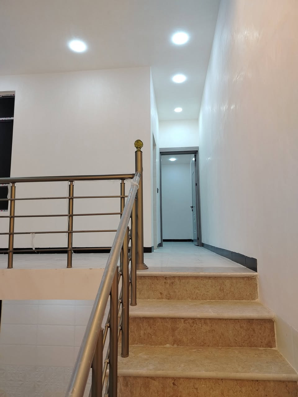 دار 75 متر للبيع حي الجهاد ديوان المخابرات بضهر  شارع 60 مباشرتا بناء 2025 قيد الانشاء اضلع منفصلة وليس مشترك  طابقين يحتوي علئ 3 نوم حولي صالة 2 حمام  موقع جدا راقي للاستفسار *********** موجود واتساب
