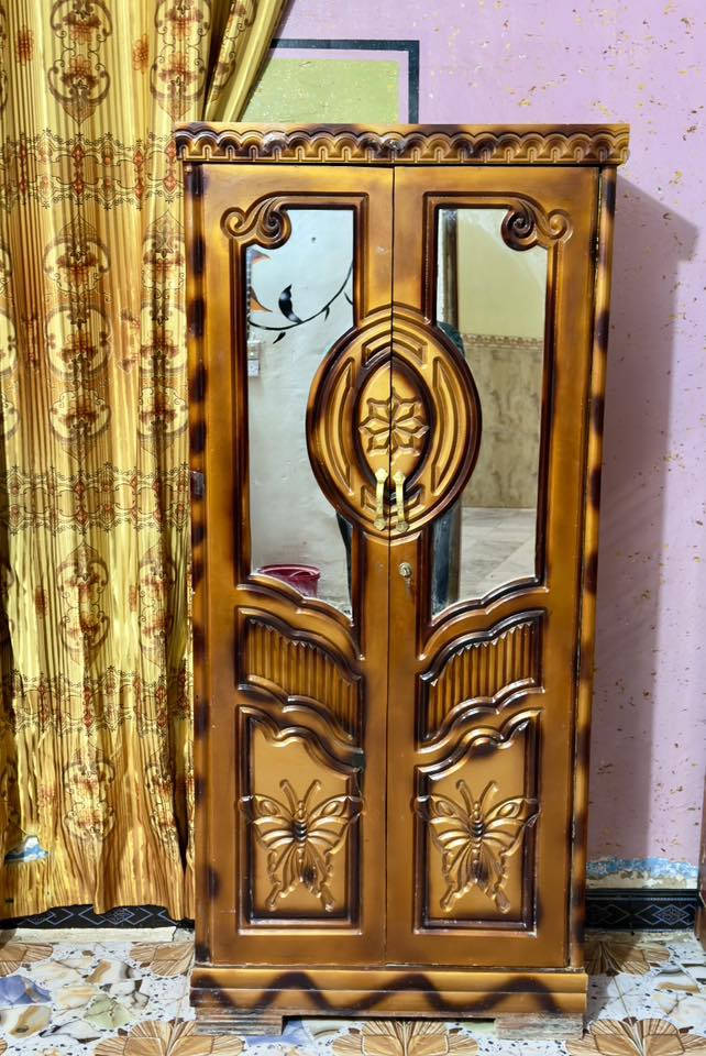 #البيع مستعجل غرفة نوم تسكام 
الغرفة كاملة ونظيفة،بيها:
1. جرباية 
2. وزارية
3. ميز ٦ أبواب
4.مرايا 
5 دوشك هديه 🎁

السعر:350 كم ألف 
للاستفسار: ***********
