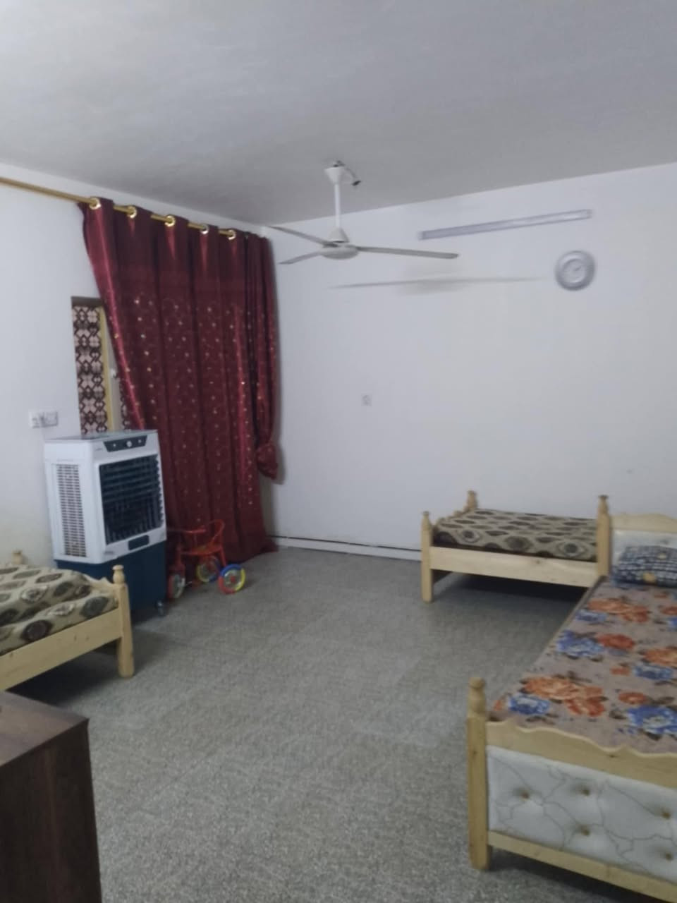 سلام عليكم دار للبيع مساحه 72متر طابو صرف مكانه شرطه الخامسه ركن شارع عريض 20متر طابقين ونص  بي اربع غرف نوم ومطبخ 2وحمامات  وصاله ويصير يتاجر الفوك وحد وجوه وحد  للاستفسار الاتصال برقم ***********
