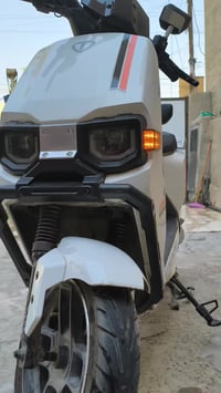 الصوره قديمه قبل اسبوع بدلت كل بطارياتها مابيه اي عطل بس الهورن 077441...