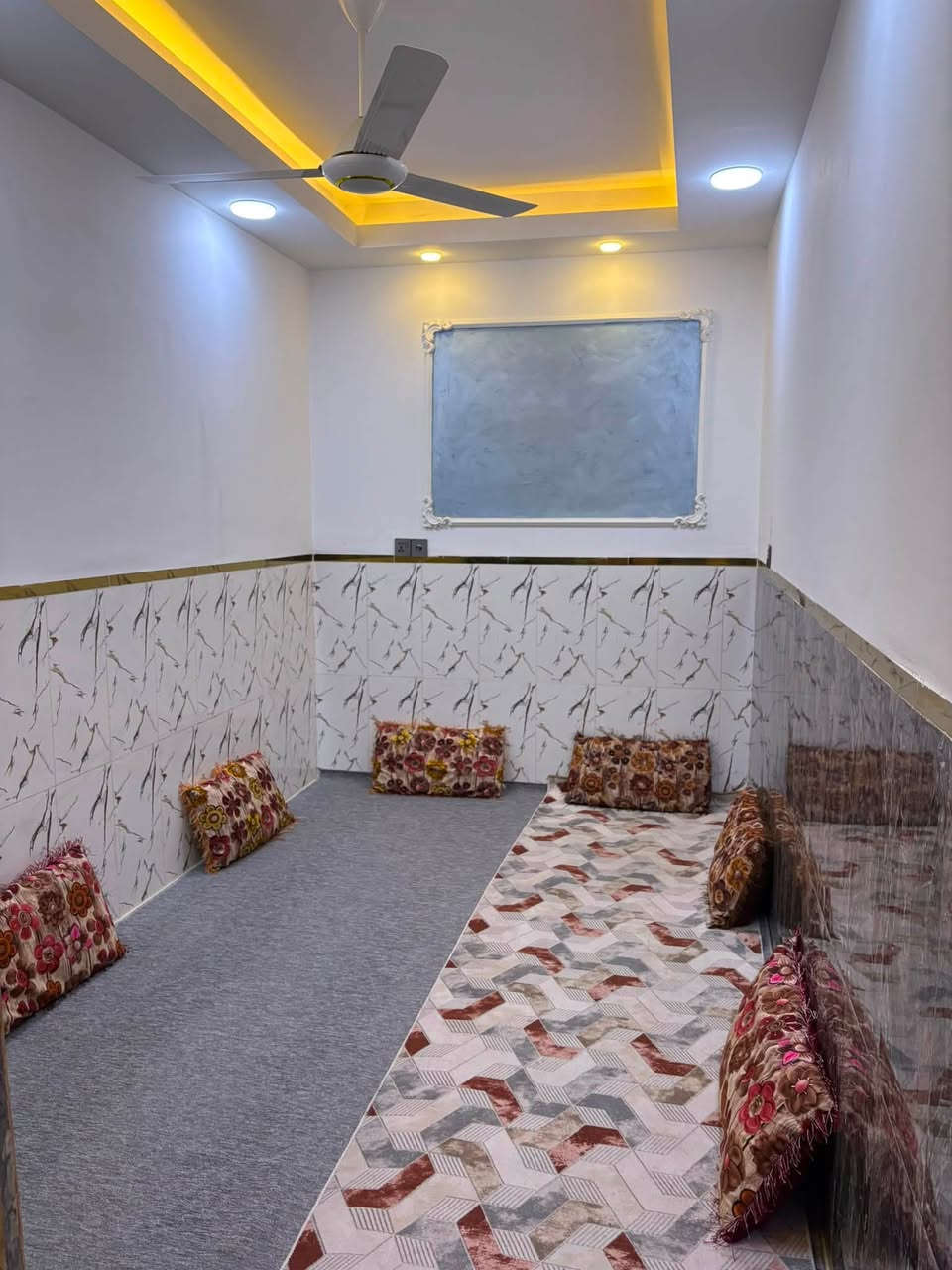 السلام عليكم بيت مساحة 100 م  6.60 * 15  طابقين  الموقع  على طريق الرستمية السده مقابيل اسواق حسون 
الاتصال على الرقم ***********

