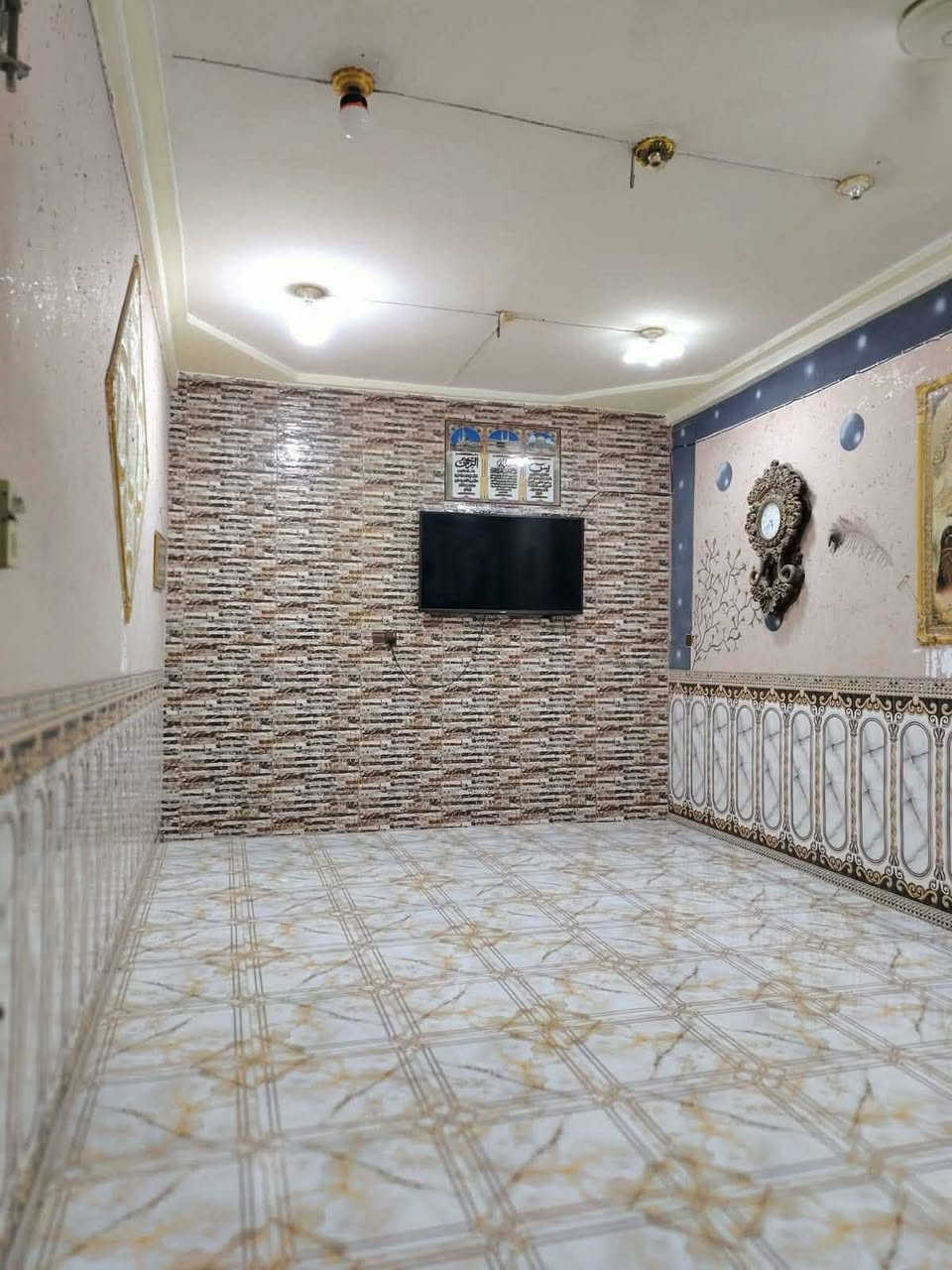 🏡 بيت حديث للبيع - الحلة (حي البكرلي الرابعة) ✨
بيت مميز، نظيف جداً، وبناء حديث متكامل الخدمات، جاهز للسكن الفوري.

📌 تفاصيل العقار الأساسية:

المساحة: 200 متر مربع.

النوع: صلاح زراعي (مضمون: مرفوع اسمه للبلدية ).

الحالة: بناء حديث، البيت كلش حلو، نظيف، ومرتب جداً.

🧱 التصميم الداخلي (تقسيم الغرف):

الطابق الأول: استقبال + صالة واسعة + مطبخ + غرفتين نوم + الملحقات الصحية.

الطابق الثاني: غرفة نوم + صالة.

⚡ الخدمات والموقع:

الخدمات الأساسية: ماء + كهرباء مستمرة + شبكة مجاري متكاملة.

الخدمات الإضافية: خط مولد ذهبي.

الشارع: القرب من التبليط مسافة 6 أمتار فقط.

💰 السعر وطريقة التواصل:

السعر: 46مليون دينار عراقي (وبي مجال قليل للشراي الطيب).

المكان: بابل - الحلة - حي البكرلي الرابعة.

📞 للاستفسار ومعاينة البيت:

للمزيد من التفاصيل والاتصال المباشر (أو المراسلة عبر الواتساب):

👉 ***********

ملاحظة: يرجى الاتصال هاتفياً أو عبر الواتساب لسرعة الرد

