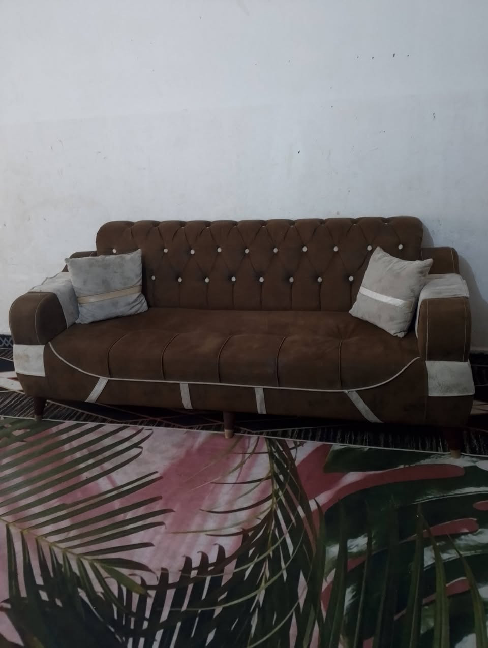 تخم 10مقاعد بدون ضرر نضيف السعر 400بي مجال مكاني حله تواصل خاص او الاتصال ***********
