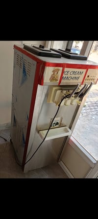 مكينة ايس كريم وعارضة ايس كريم للبيع سعر مناسب  07711642818