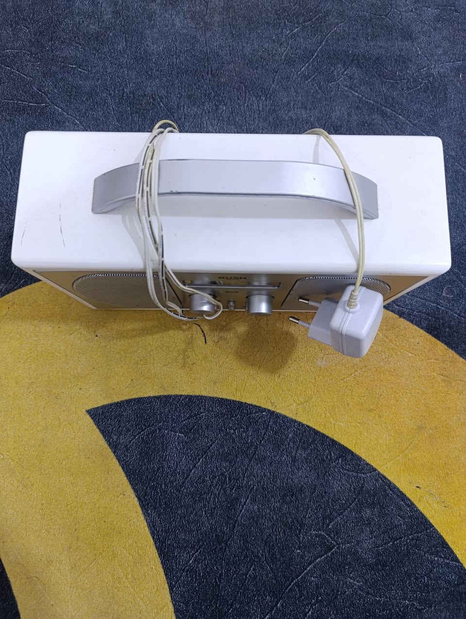 راديو بوش باله اوربي الأصلي يشتغل كهرباء وباتري وبيه بلوتوذ يكنك على التيفون.السعر30الف


**إذا كنت صاحب هذا الإعلان وتريد حذفه لأي سبب، رجاءا أرسل رسالة إلى الدعم الفني**