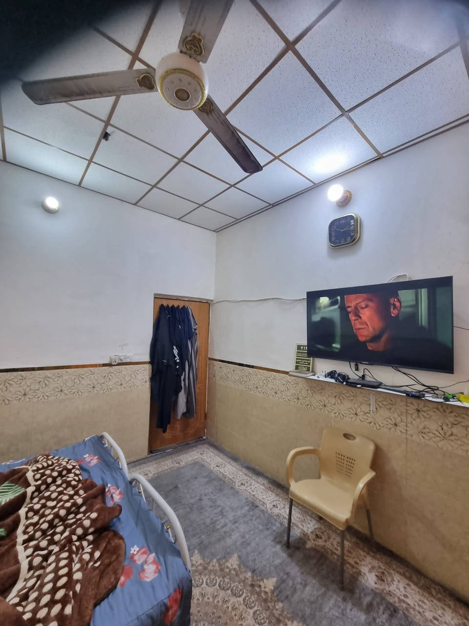 السلام عليكم بيت بالبوبيات عمود ٥٥ ،٤٠ متر مربع كامل من كلشي ونظيف طابق ونص رايده ب ٥٥ ونص بيع مستعجل ينباع هو وغراضه او بدون غراض ***********
