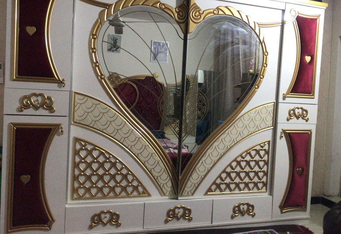 غرفه تركي 10 قطع نضيفه اي ضرر مابيه السعر ٦٠٠ وبيه مجال بسيط الشراي يتصل المكان بغداد العبيدي ***********
