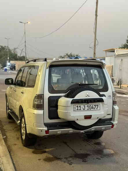 السلام عليكم باجيرو ٢٠١٠ حبتور
 سنوية جديدة
ماشية ١٨٥كم
السيارة نظيفه غرفتها جديدةلايت زنون اصلي 
 ٣ قطع صبغ وشبر حافه البنيد 
محدث البجم مالتها وشاشه وكامرة
السعر ١٢٥ وبيها مجال بسيط
مكاني بغداد  الاتصال ***********
