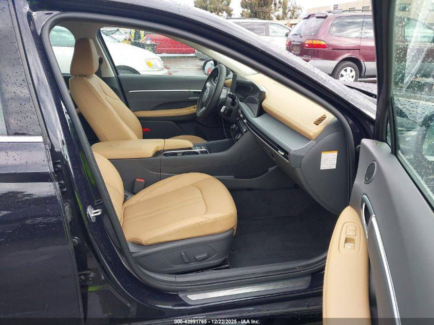 ★ ★ #النمرود_للمزاد_الأمريكي ،👑 ★ ★
🔵 نوع سياره: هونداي سوناتا 2025 لمتد فول مواصفات
🔵 حاله السياره: تعمل وتسير
🔵 المسافة: 4158mi
🔵 حـجم المـحرك : 4 بستم. 2.0L هايبرد
🔵 تاريخ المزاد: الثنين 2026/2/16
🔵 ضرر السيارة : موضح في الصور 
--------------------------------------------------------------------------------
 🔴 بأمكانك ادخالها ذوي شهداء او حرة او نقلها الى اقليم كردستان العراق 

مكان المكتب / الموصل /ناحية النمرود/قرية السلامية

خدمتنا تشمل:  
🚗 شراء السيارات المطلوبة حسب طلبك 
📝 تقارير كارفاكس شامله عن حالة السيارات قبل الشراء
🚛 ترتيب شحن السيارة من امريكا ألى اي مكان بأمان وسرعه 
📱نظام تتبع خاص بك لمتابعة عملية النقل من المزاد الى ميناء ام قصر او منفذ طريبيل او جبل علي ( اقليم كردستان) 
🛳ارخص اسعار الشحن

- خدمة التخليص الجمركي
١- ميناء ام قصر 
٢- منفذ طريبيل 
٣- اقليم كردستان (جبل علي) 
٤-مرسين ( تركيا )

للاستفسار عن شراء السيارات اتصل الى الارقام التالية 

كورك/. ***********  (واتساب) ☎️
آسيا/. *********** ☎️
#النمرود_للمزاد_الامريكي
