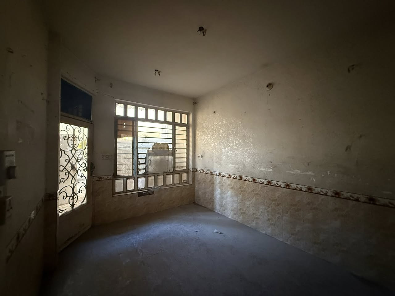 الدار للبيع 🏠 السعر 💵 135 مليون🔒 
المساحة 45 م 
الموقع الشعب شارع الاسواق المركزية العقاري الاولى 🛤️(مدخلين) (ثلاث طوابق)
يحتوي الطابق الارضي على كراج صغير واستقبال ومطبخ ومنور وخدمات
ويحتوي الطابق الثاني على غرقة نوم وخدمات ومكان غسالة معزول 
ويحتوي الطابق الثالث على غرفة نوم وبيتونة كبيرة وسطح 
للاستفسار اكثر يرجى الاتصال على الرقم التالي متواجد هذا الرقم على (الواتس اب والفايبر والماسنجر (***********))

او الاتصال على الرقم التالي ***********
او زيارة مكتب تبارك للعقار والمقاولات الكائن في شارع الاسواق المركزية قرب مطعم ميامي
