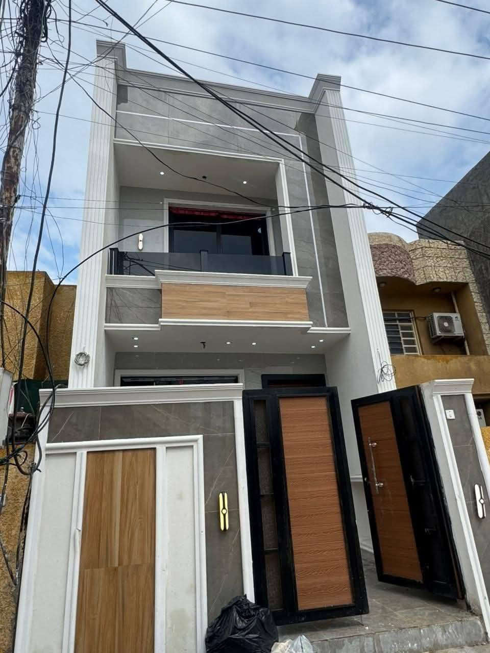 #الرافد للوساطه العقاريه
دار للبيع 107  متر واجه  4,30  نزال 25🏠🏠
يحتوي على 3 غرف و 2 خدمات
ومناور عدد2 بناء درجه اولى
ضلع منفصل غير مشترك
طابو ملك صرف  شارع 12 متر
حي الجهاد ظباط الشهداء قرب جامع محمد رسول الله
خلف الشارع التجاري مباشره
للاستفسار 📞📞 الاتصال
على الرقم *********** ويوجد واتساب
*********** ويوجد واتساب
