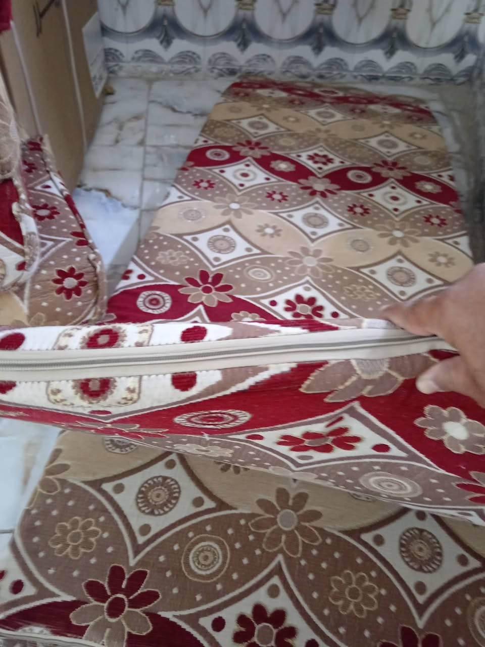 جلسه نظيفه ٣دواشك ٦امتار
كامله جديده السعر ٨٠
الحر سواده مدرسه الحسام
***********

