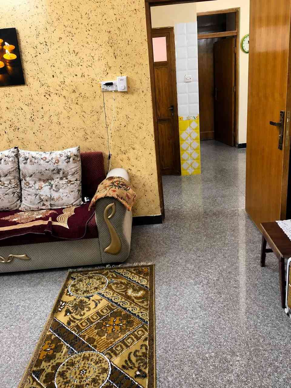 مشتمل للبيع حي الجامعه المرسلات  ثلاث طوابق مساحه ٨٢ واجهة ٦.٦٠ونزال١٢.٥يحتوي الطابق الارضي صاله وغرفة نوم وحمام ومرافق ومطبخ والطابق الاول يحتوي على غرفتين نوم وحمام مشترك ومخزن. والطابق الثاني يحتوي على غرفة نوم وحمام مشترك وبيتونه كبيره البيت الي اني صاحب البيت تلفون***********

