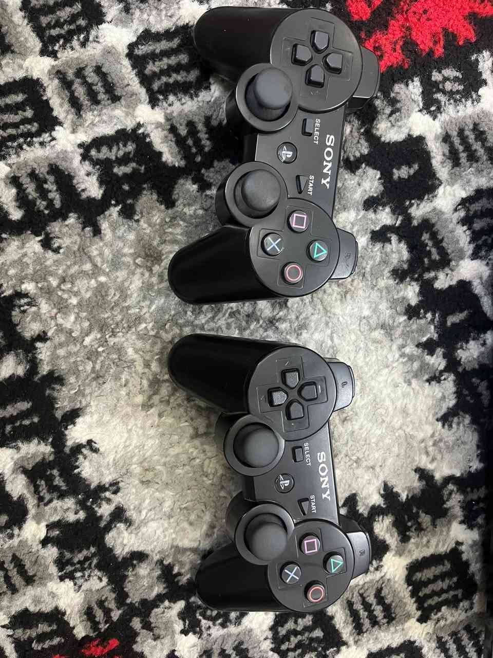 بلي 3 سلم غراضة كاملة نضيف بيه 3 ألعاب بيس 2022 او 2021 وGTA و Call of Duty بس اليدات او الجويستك ثنينهن تعبانات شوي بس يشتغلن وياهن كيبل شحن يعني اما البلي نضيف مثل ما موضح بالصور سعره 150 بيه مجال بسيط للشراي 
مكاني بغداد البلديات 
رقمي ***********
