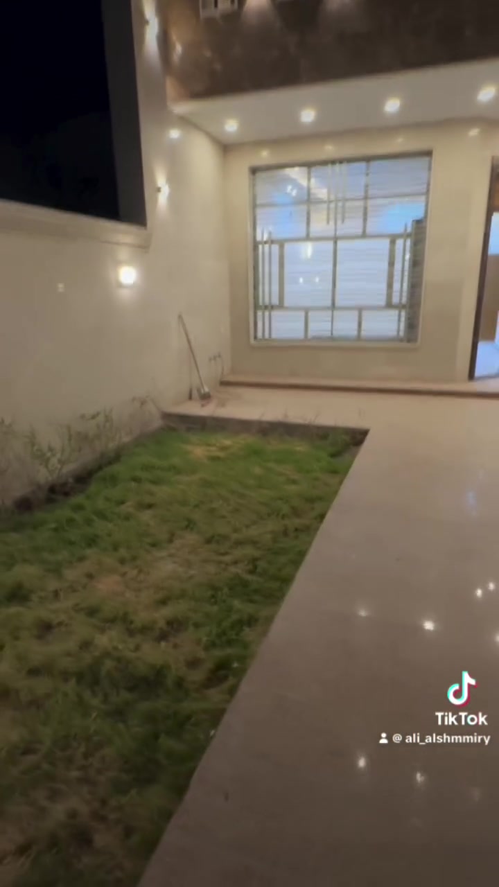 تبحث عن بيت جديد، مساحة راهية، وموقع راقي باليرموك؟ 🌟
هذا البيت إلك! بمساحة 250 متر وبناء جديد بالكامل.
البيت يحتوي على:
✨ 7 غرف نوم واسعة (تناسب العوائل الكبيرة أو الشركات).
✨ صالة هول ومطبخ بتصميم حديث.
✨ كراج مريح وحديقة مميزة.
كل هذا في قلب اليرموك!
للاستفسار والتفاصيل، تواصل مع العقاري علي:
📞 ***********
السلام الهندسي للاستثمارات العقارية"
