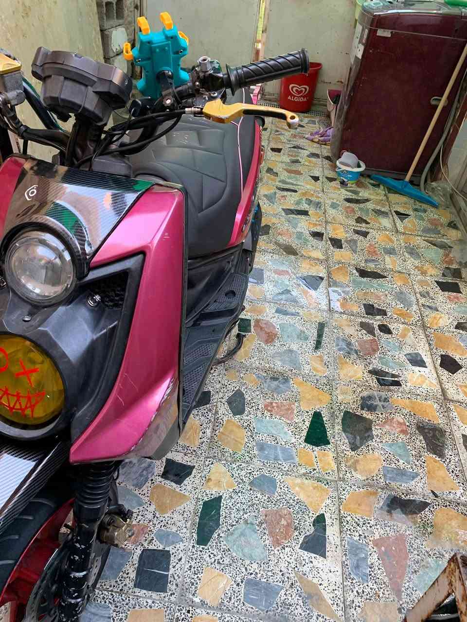 السلام عليكم 
دراجه سكنس جبلي 🏍️
البيع فقط!!
دراجه مكفوله كلشي 
ختم واحد ويا مكينه 🔢
ألون 🍒 كرزي 
صالنصه بوري عدل اصليه
تزويد بلادي يدات بريك NSY لون ذهبيه 🔱
فراك بريكNSY الون كرزي 🍒
سبايدر كرزي 🍒 
رقم☑️
موديل 2014 
دراجه برغي ممفتوح بيها  ناعمه
السعر 1200$مليون 200
رقم هاتم ***********☎️
عنوان بغداد البياع
