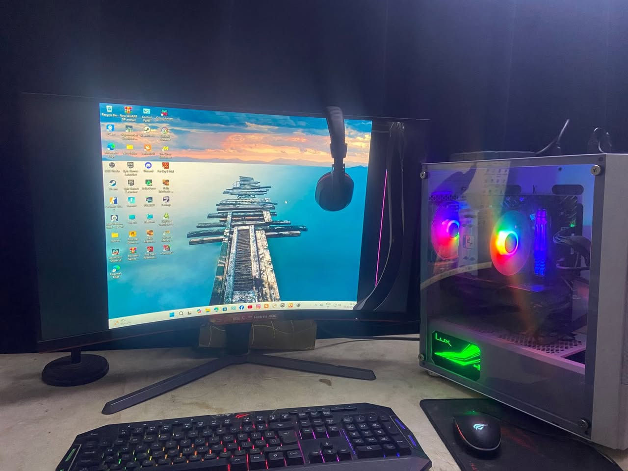 المعالج: Intel®️ Core™️ i5-12400F (الجيل 12)
• عدد الأنوية / الخيوط: 6 أنوية / 12 خيط
 • التردد: 2.50 GHz
 • كرت الشاشة: NVIDIA®️ GeForce RTX™️ 4060
 • ذاكرة كرت الشاشة: 8 GB VRAM
 • DirectX: يدعم DirectX 12 Ultimate
 • الذاكرة العشوائية: 16 GB RAM
 • سرعة الرام: 2400 MT/s
 • التخزين: 1.40 TB
 • اللوحة الأم: ASUS
 • نظام التشغيل: Windows 11 Pro
 • بنية النظام: 64-bit
مساحة التغزين : 2360
شاشه بيها ضربه عل جها اليمنه 
سعر جهاز مليون و بي مجال
‭0773 818 8045
