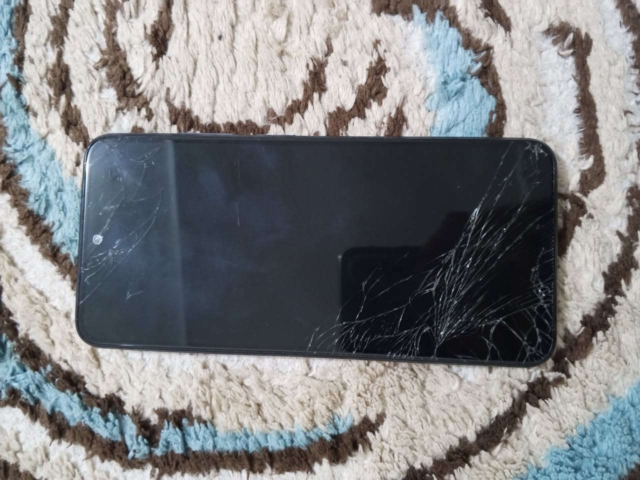 جهاز poco m5s العطل فقط شاشه كلشي شغال السعر واتساب ***********
