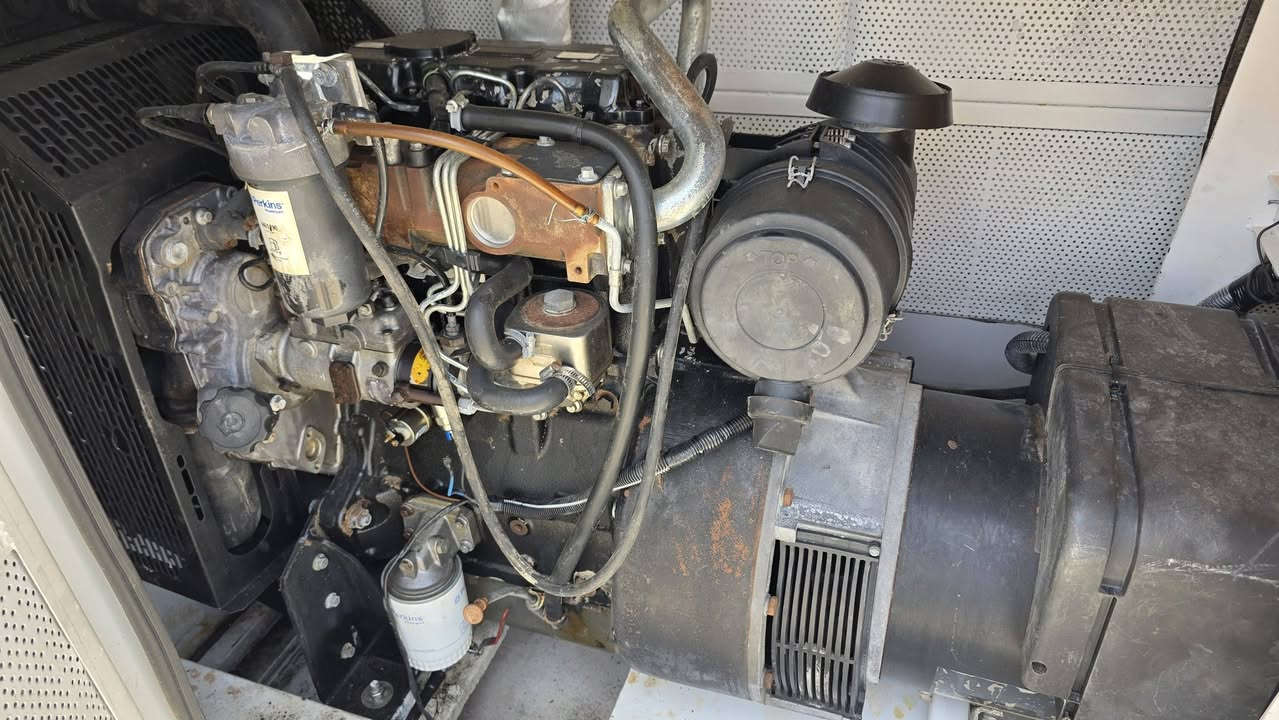 للبيع مولد 33 KVA (بيركنز أصلي) ⚡️

• ​نوع المحرك: بيركنز (Perkins).
• ​القدرة: 33 KVA.
• ​الحالة: نظيف جداً (كاتم للصوت).
• ​الموقع: الكوت.
• ​الفحص: شغال وبشرط الفحص.
• للاتصال ***********
