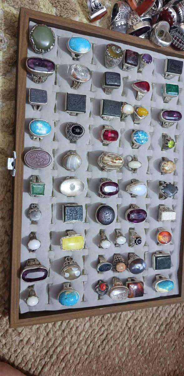 السلام عليكم خواتم للبيع كيلو و464 والحجر سعر الغرام على نهنه 3000 وياهن الصور مال الخواتم بغداد مدينة الصدر ***********
