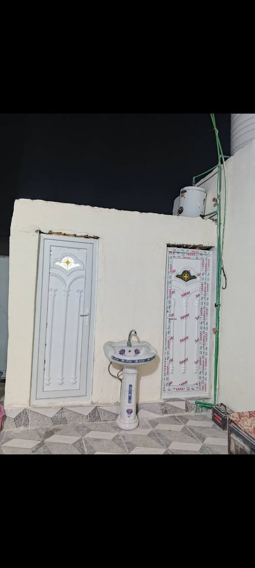 سلام عليكم بيت للبيع مستعجل 
مساحته 200 متر غرفتين وصاله واستقبال صحيات داخليه وخارجيه بناء كلش حلو 
العنوان النجف شارع الصب مقابل قريه الغدير 
عمود 320 يبعد عن السوگ 50 متر 
***********
