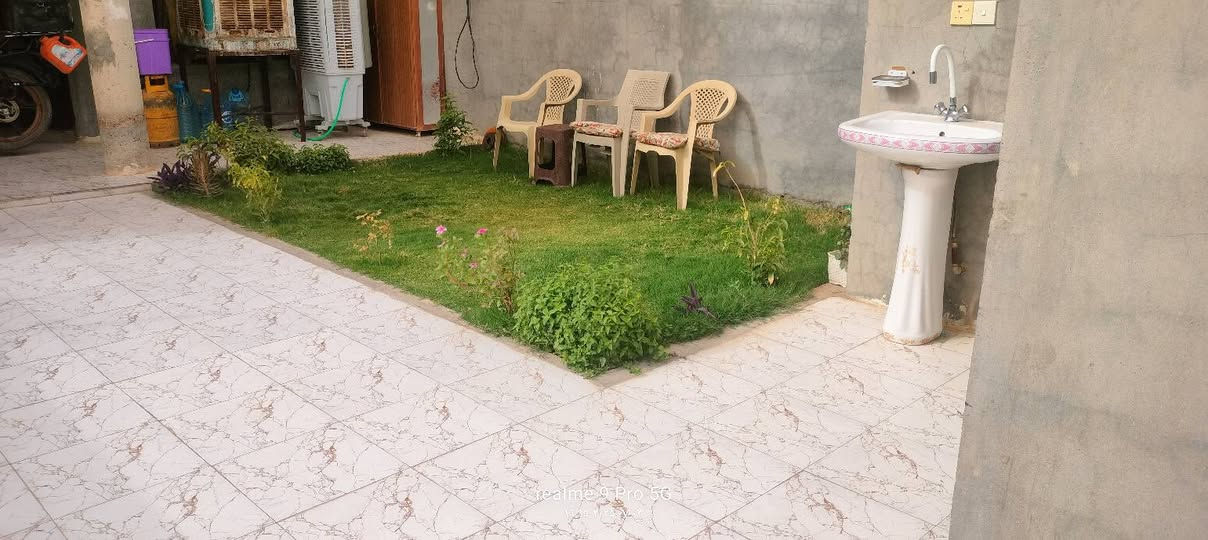 دار للبيع طابو صرف تحويل مباشر المساحة 187 متر يعني مناصفة المكان العلم الحي العسكري خدمات فول فول بيت ركن تبليط من كل الاتجاهات على شارع 20 متر مكون من غرفتين كبار  خمسة ونص متر والعرض اربعة متر فوك وجوه صاله جبيرة صحيات داخل وخارج مطبخ حار وبارد ربعة ومناور عدد 2 كراج سيارة وحدقة سياج عالي باب حوش سلايت يعني البيت قبل 4 سنوات سكنت بيه مي بيت ارتفاعه البيت عن الشارع تقريبا متر  ومجاري درجة اولى بدون اي عيب الغرفه الفوك سقوف ثانوية والقاط الجوه نقص سقوف ثانوية  السعر 60 مليون قفل استفسار اتصل ***********
