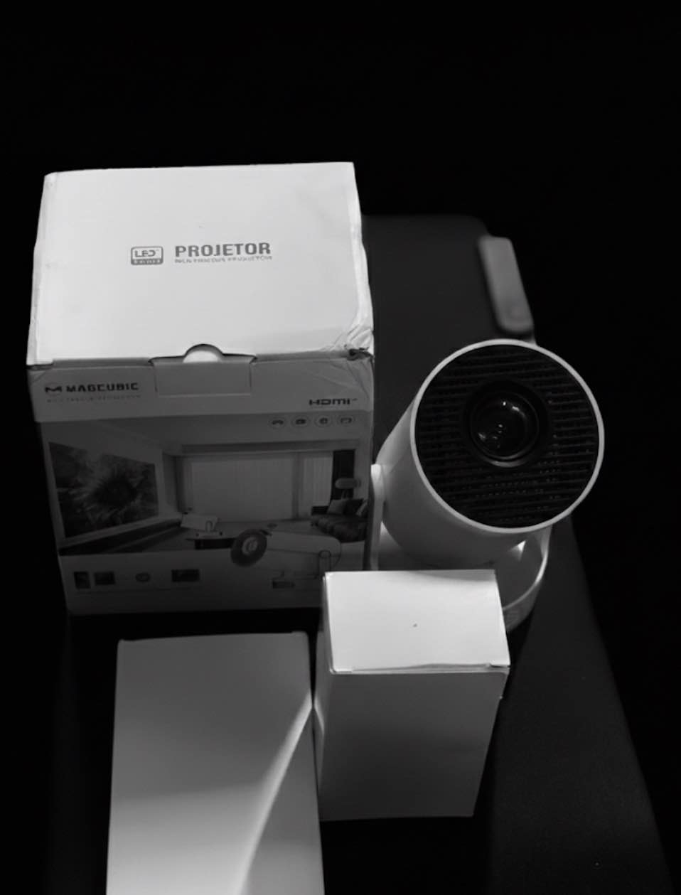 هذا الجهاز هو جهاز عرض ذكي (Smart Projector) من ماركة Magcubic موديل HY300 Pro+. يستخدم لعرض الأفلام والمحتوى على الحائط أو السقف.
أهم المواصفات:
• عرض حر بزاوية 180 درجة (180° Free Projection): يمكنك تدوير الجهاز لعرض الصورة على الحائط أو السقف مباشرة.
• الاتصال اللاسلكي (WiFi): يدعم توصيل هواتف الآيفون، الأندرويد، الأجهزة اللوحية، والكمبيوتر المحمول عبر الواي فاي.
• منفذ HDMI: يحتوي على منفذ HDMI لتوصيل أجهزة الألعاب، اليوتيوب، وأجهزة التلفاز.
• التطبيقات المدعومة: يدعم تشغيل اليوتيوب والألعاب وتطبيقات الفيديو. /ئەمە ئامێری **پڕۆجێکتۆری زیرەک (Smart Projector)**ی براندی Magcubic مۆدێلی HY300 Pro+. ئەم ئامێرە بۆ گەورەکردنی وێنە و ڤیدیۆ لەسەر دیوار یان سەقف بەکاردێت.
تایبەتمەندییە سەرەکییەکانی:
• سوڕانەوەی ئازاد (180° Free Projection): دەتوانیت ئامێرەکە بە ئاراستەی جیاواز بسوڕێنیتەوە بۆ ئەوەی وێنەکە بخەیتە سەر دیوار یان ڕاستەوخۆ بۆ سەر سەقفی ژوورەکە.
• پەیوەستکردنی بێ تەل (WiFi): دەتوانیت بە شێوەی وایفای مۆبایلی ئایفۆن، ئەندرۆید، تابلێت یان لاپتۆپەکەت بە پڕۆجێکتۆرەکەوە ببەستیتەوە.
• پۆرتی HDMI: شوێنی کێبڵی HDMI تێدایە بۆ بەستنەوەی بە ئامێرەکانی کایە (وەک پلەیستەیشن)، یوتیوب و سێت ئەپ بۆکس (TV Box). دهوك, العراق


**إذا كنت صاحب هذا الإعلان وتريد حذفه لأي سبب، رجاءا أرسل رسالة إلى الدعم الفني**