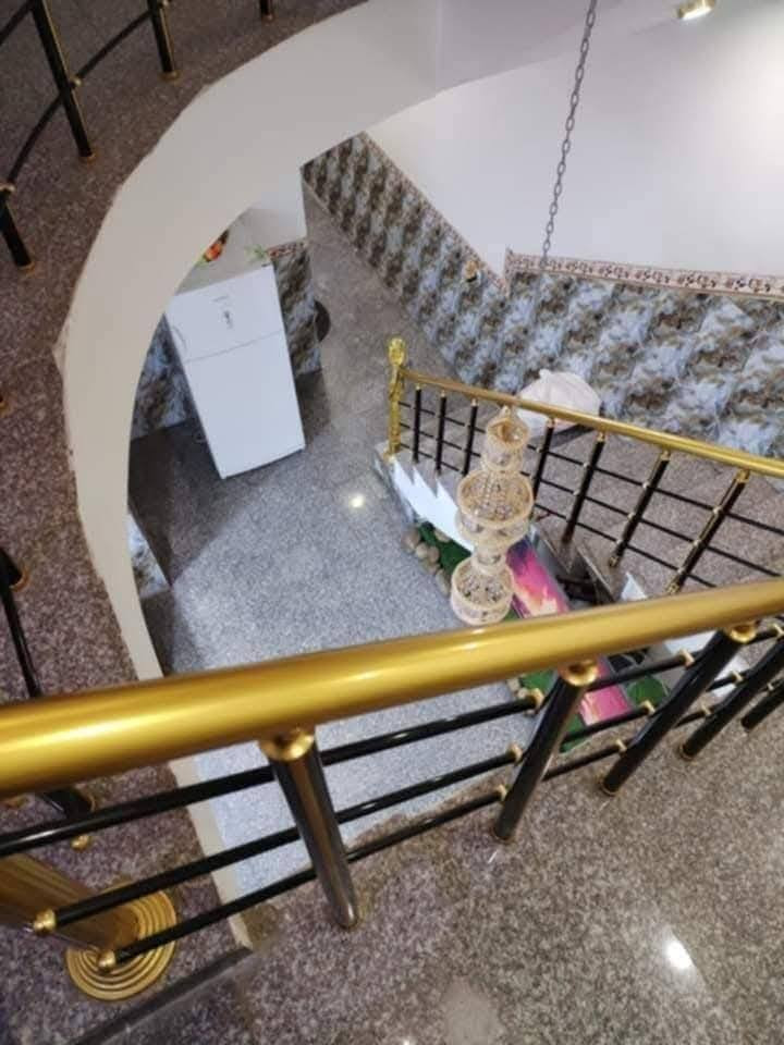 للايجار يوجد بيت حديث البناء 2022 يتكون من 3 غرف نوم و مطبخ وصاله استقبال وصحيات طابق ارضي وصحيات طابق ثاني وطرمه وبيتونه وصطح ومتوفر جميع انواع الخدمات الموقع مميز جدا ديالى بعقوبه المركز السراي كورنيش ديالى يبعد عن شارع العالم كورنيش حوالي 200 متر ويبعد على شارع العام خريسان وسوق بعقوبه المركز 150 متر موقع البيت بين شارعين مساحه البيت 105 متر يجاره 500 الف الاستفسار اكثر اتصل على رقم مكتب دلاليه الربيعي لعقار 
***********
***********
