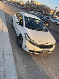 لاصحاب الذوق الرفيع والسيارات العمليه  كيا فورتي 17حادث بسيط قطعه وحده...